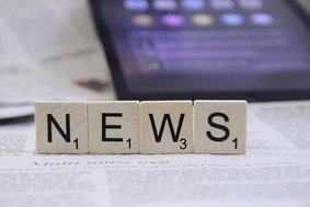 Scrabble-Buchstaben auf Zeitung mit Aufschrift "News"